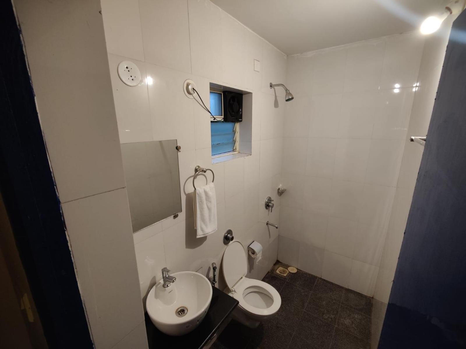 Blue Door Hotel Morjim Room photo