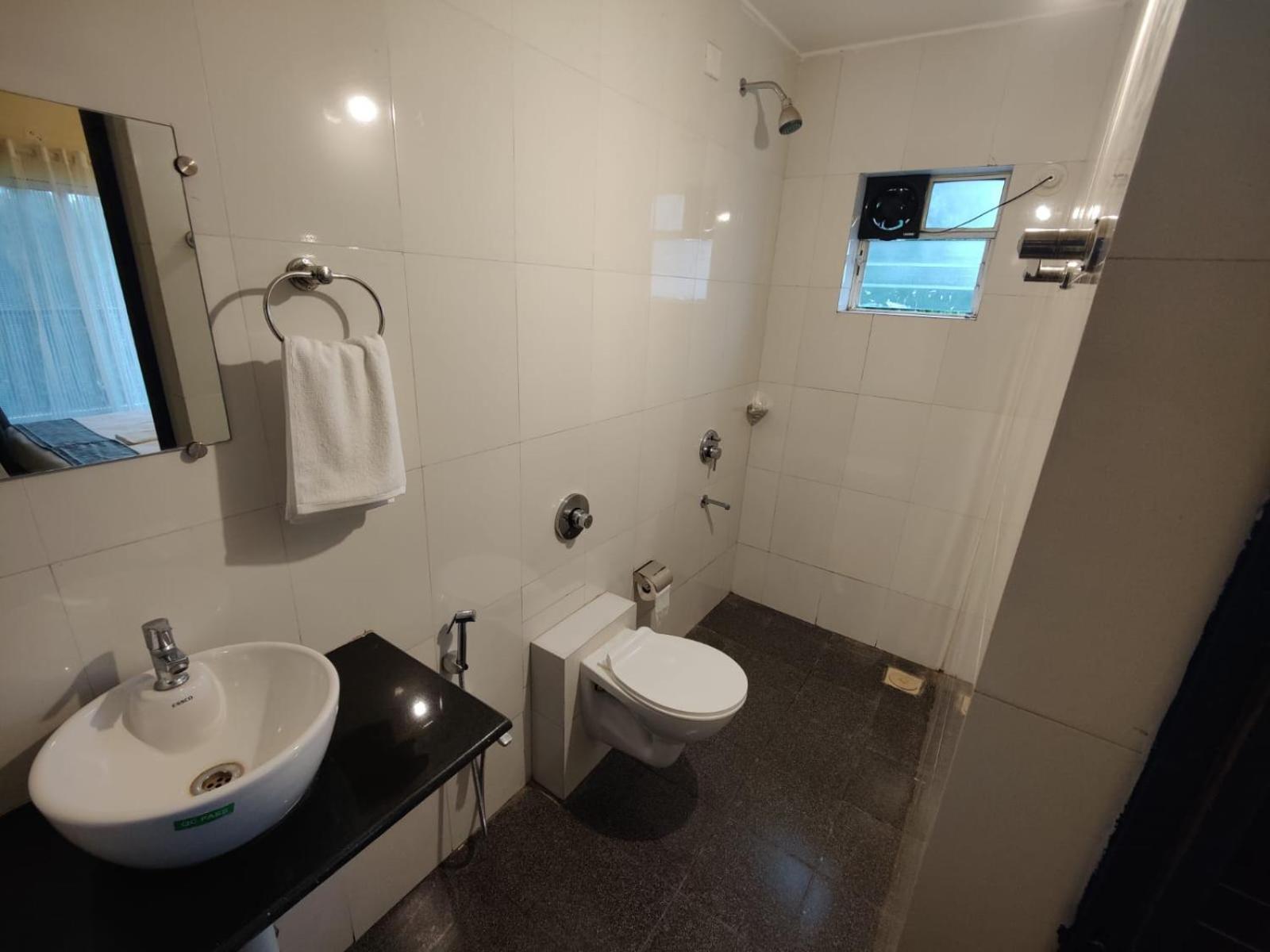 Blue Door Hotel Morjim Room photo